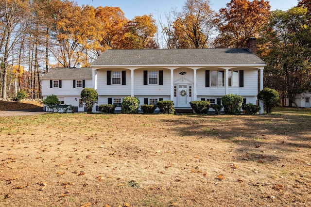 bi-level home featuring a front yard