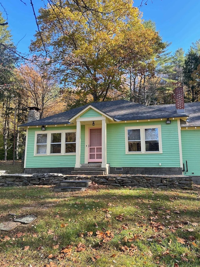 view of front of property featuring a front lawn