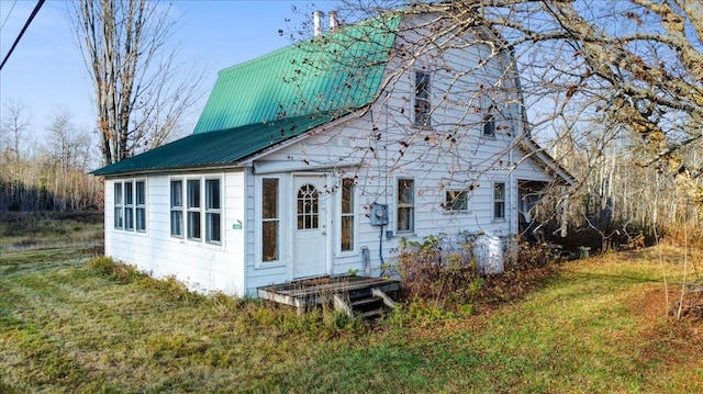 view of front of property featuring a front lawn