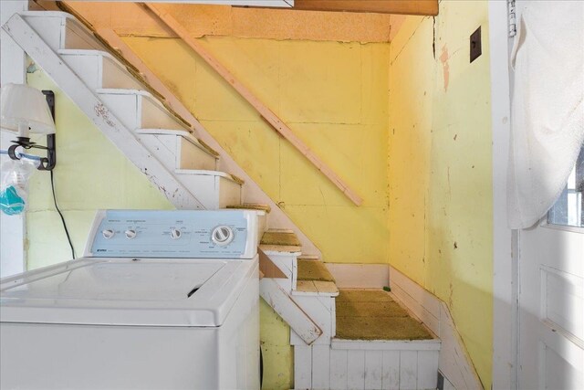 laundry area with washer / dryer