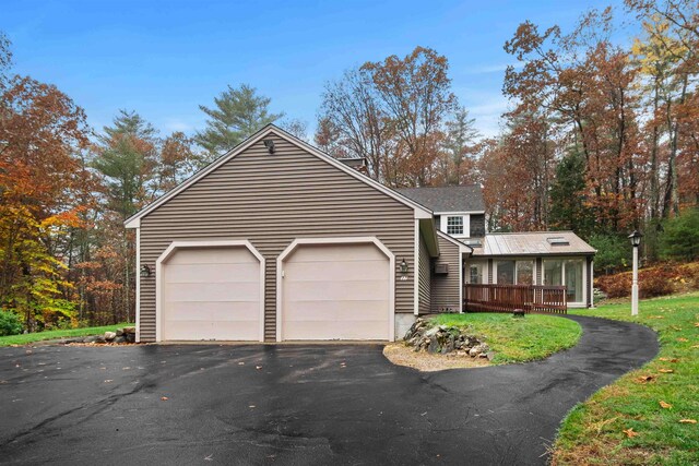 view of front of home featuring a front lawn and a garage