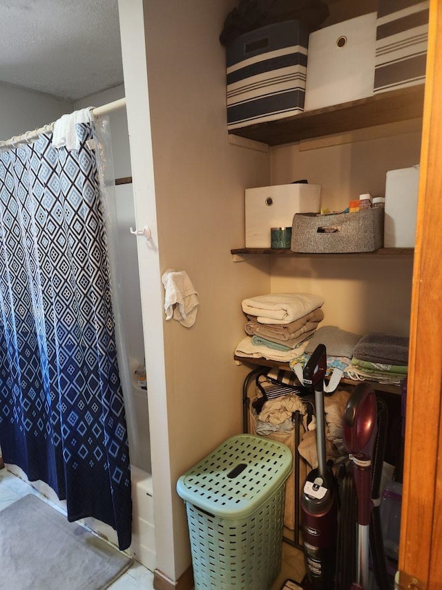 bathroom with shower / tub combo