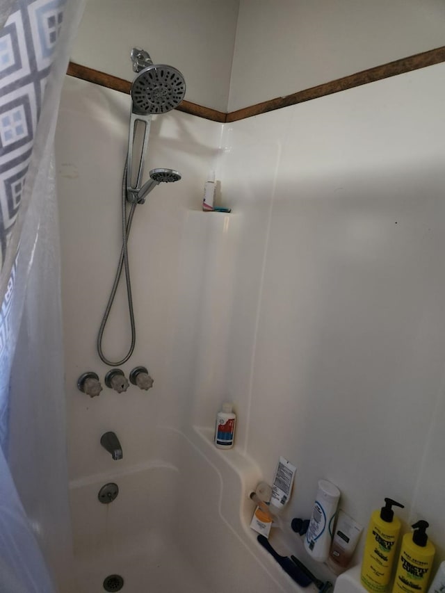 bathroom with shower / tub combo with curtain