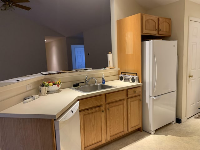 kitchen featuring ceiling fan, white appliances, sink, and kitchen peninsula