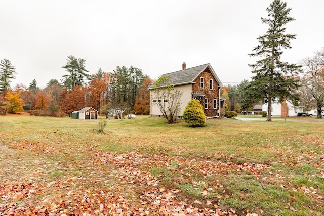 view of yard featuring a storage shed