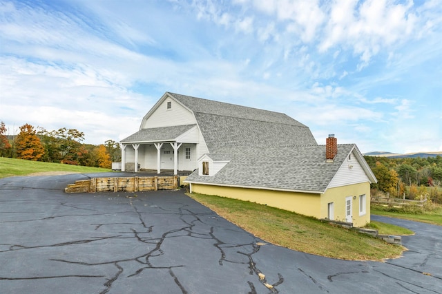 view of front facade featuring a front yard