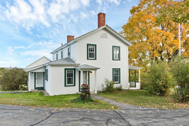 view of front facade featuring a front yard