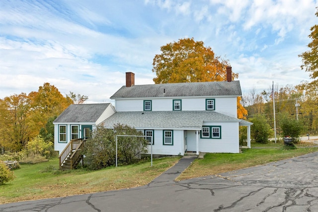 view of front of property featuring a front yard