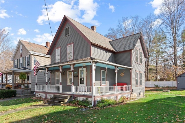 view of front facade featuring a porch and a front lawn