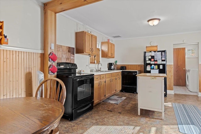 kitchen featuring sink, black appliances, a kitchen island, and ornamental molding