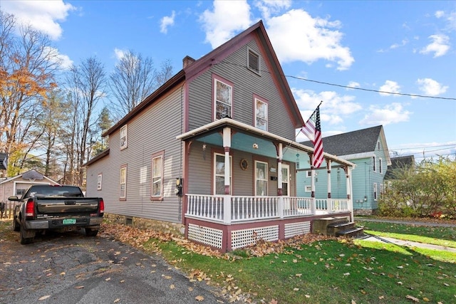 view of front of property featuring a porch and a front lawn