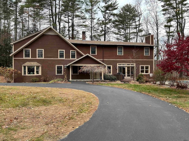 front of property featuring a front lawn