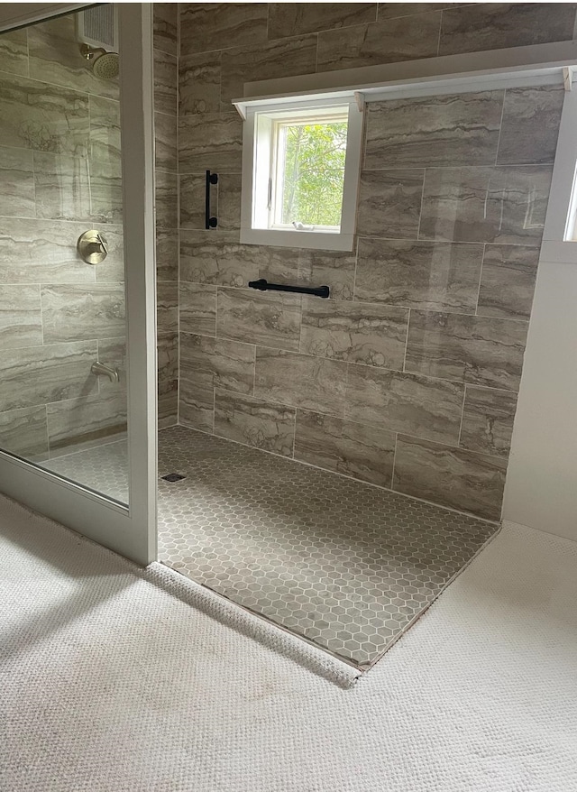 bathroom featuring a tile shower