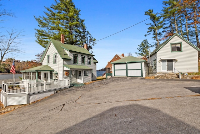 view of front property featuring an outdoor structure