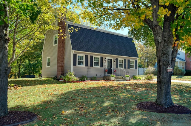 view of front of property featuring a front lawn