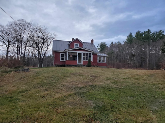 view of front of home featuring a front yard