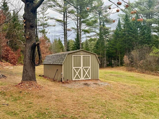 view of outdoor structure featuring a yard