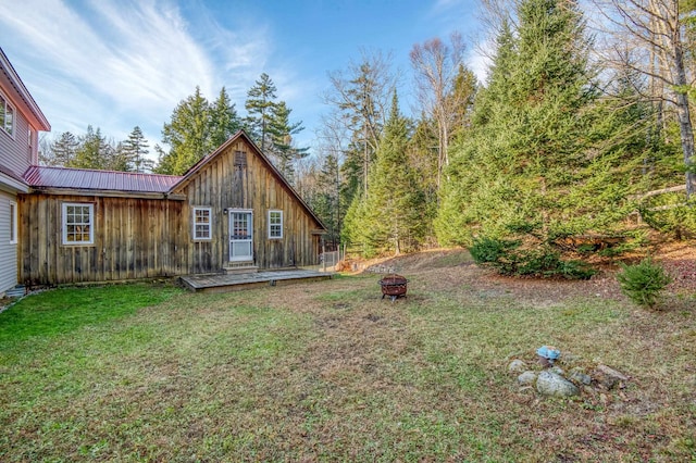 view of yard featuring an outdoor fire pit