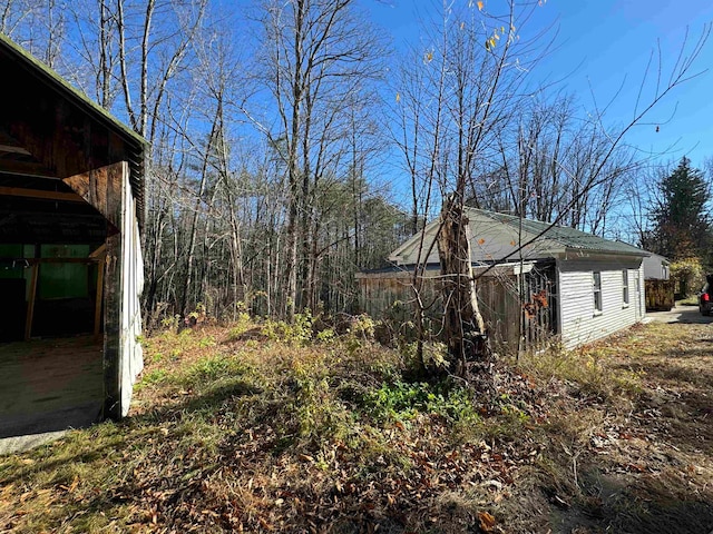 view of yard with an outbuilding