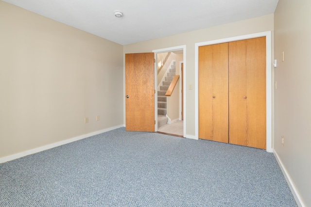 unfurnished bedroom featuring carpet flooring and a closet