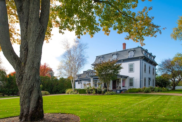 italianate home featuring a front yard