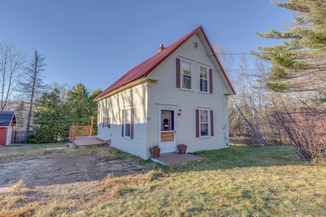 view of front of property featuring an outbuilding and a front yard