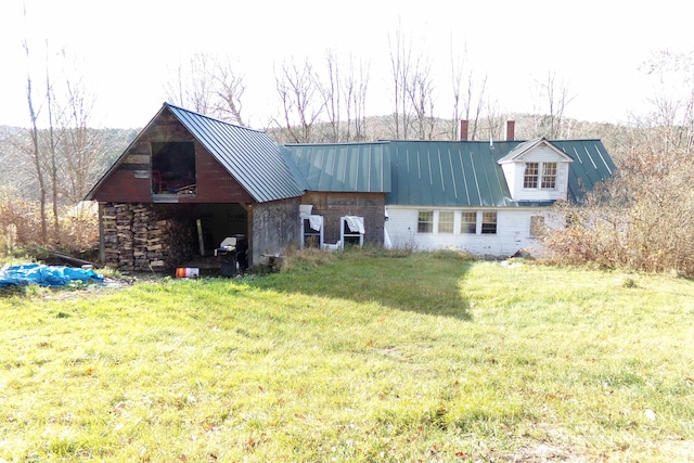 back of house featuring a yard