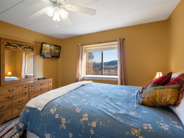 bedroom with ceiling fan