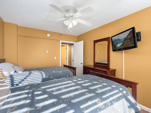 bedroom with ceiling fan