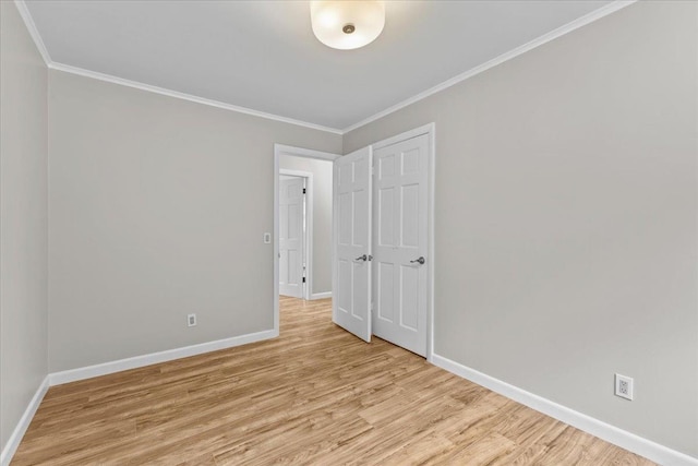 unfurnished room featuring crown molding and light hardwood / wood-style floors