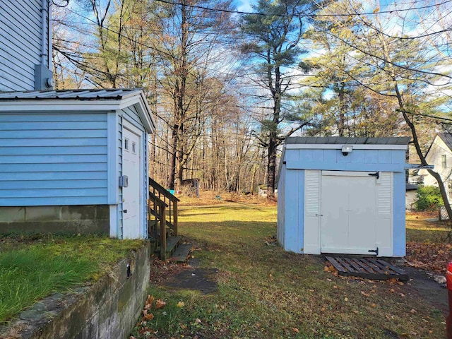 view of yard featuring a storage unit