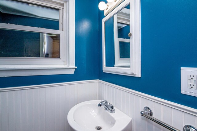 bathroom featuring sink