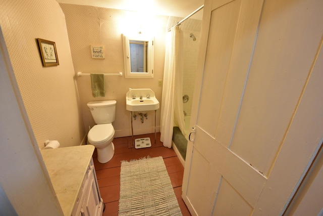 full bathroom featuring shower / bath combo with shower curtain, sink, and toilet