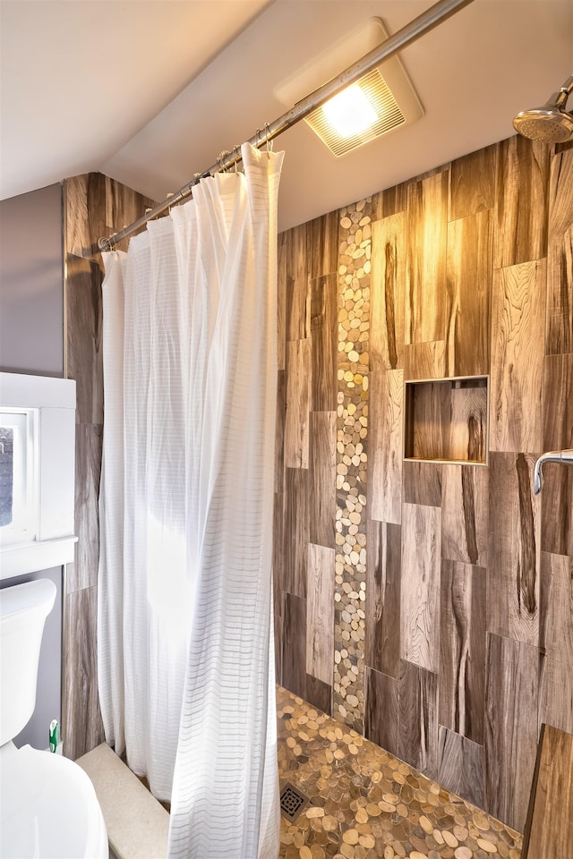 bathroom featuring a shower with curtain and lofted ceiling