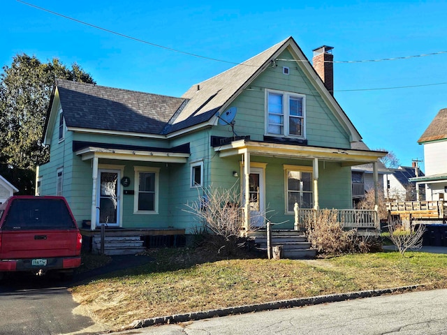 view of front of home featuring a porch and a front yard