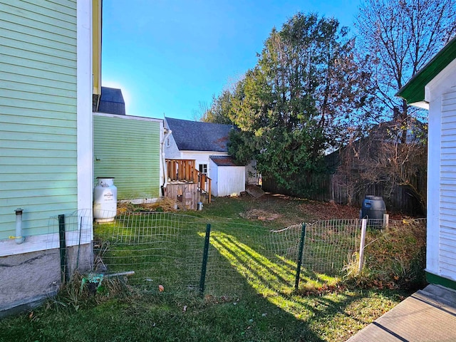 view of yard with a storage unit