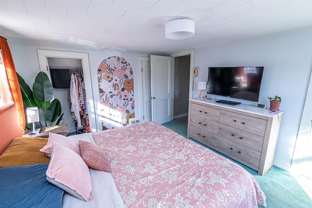 bedroom featuring carpet flooring and a closet