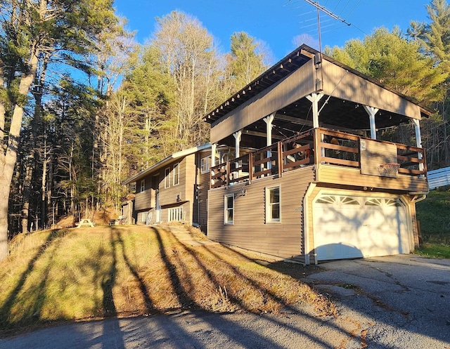 view of side of property featuring a garage and a lawn