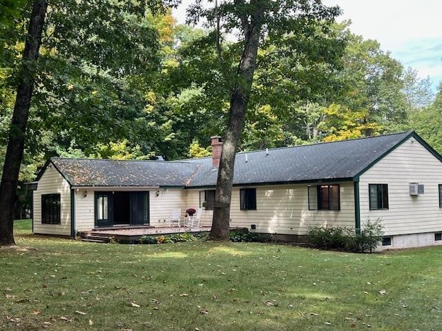 view of front facade featuring a front yard