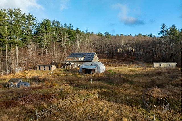 view of yard featuring an outdoor structure