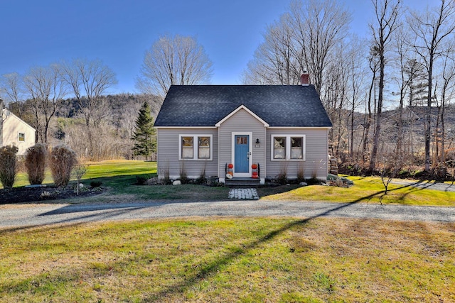 view of front of property featuring a front yard