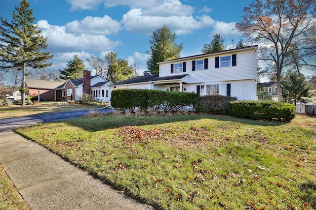 view of front of property with a front yard