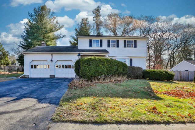 view of front property featuring a front lawn