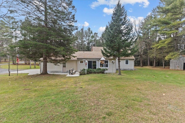 view of front facade featuring a garage and a front lawn