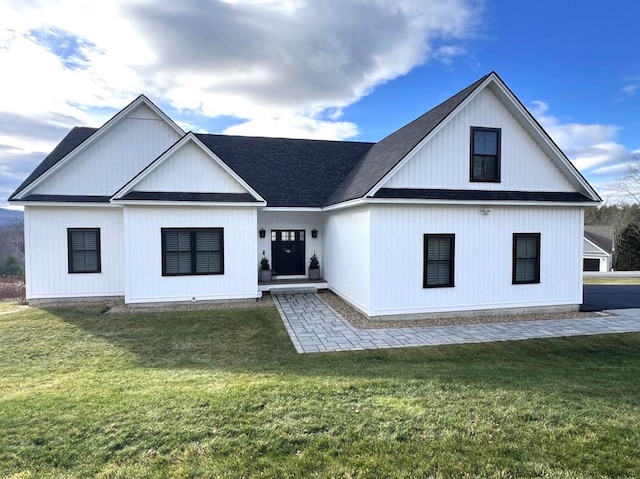 view of front of property featuring a front yard