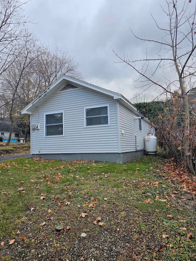 view of side of property featuring a lawn