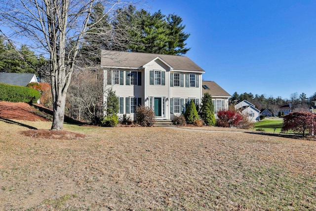 colonial inspired home featuring a front yard