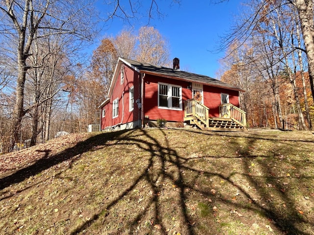 view of front of property with a front lawn