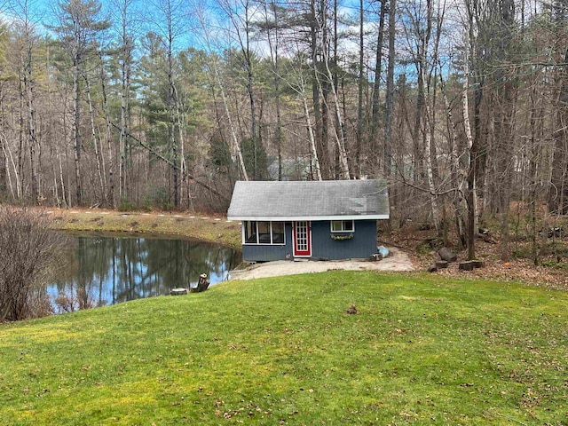 view of front of property featuring a front lawn and a water view