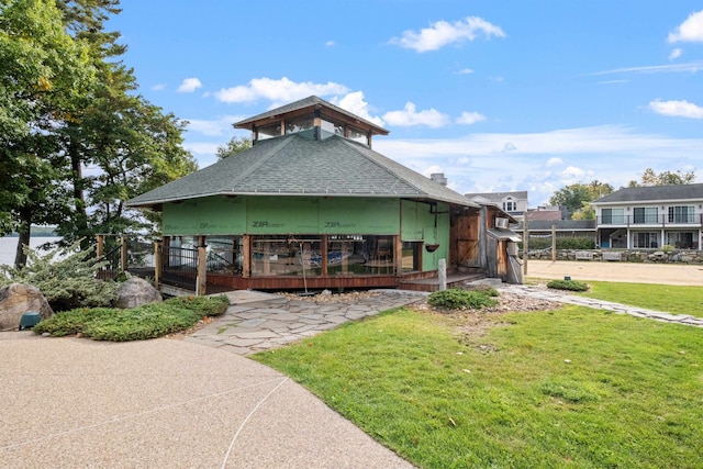 view of front of property with a front yard